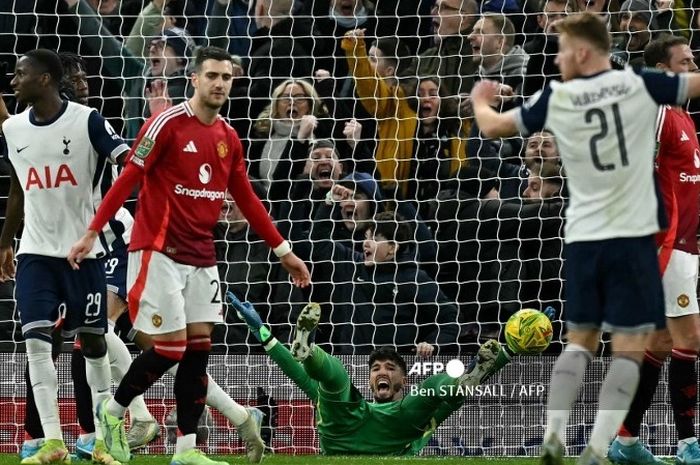 Manchester United menelan kekalahan 3-4 dari Tottenham Hotspur pada perempat final Piala Liga Inggris 2024-2025.