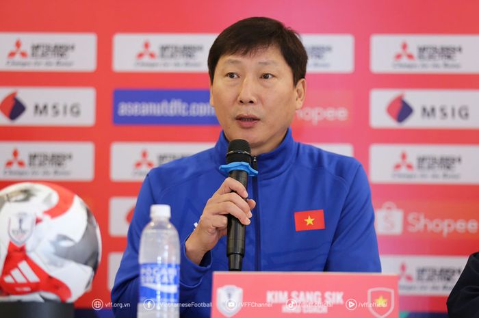 Pelatih Timnas Vietnam Kim Sang-sik dalam konferensi pers menjelang pertandingan melawan Myanmar di ASEAN Cup 2024.