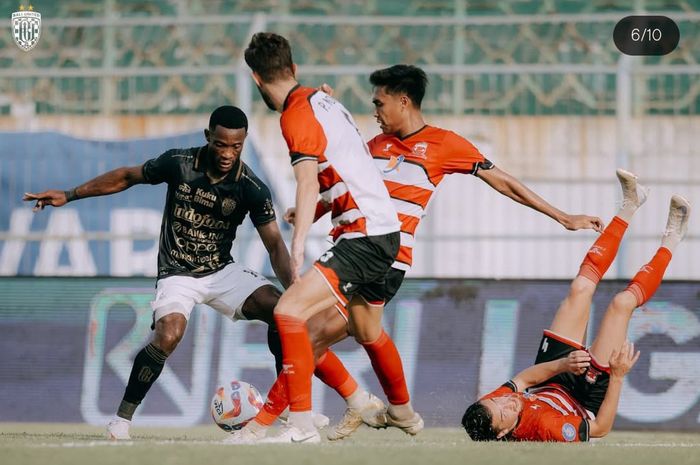 Suasana pertandingan antara Madura United vs Bali United pada laga pekan ke-16 Liga 1 2024-2025 di Stadion Bangkalan, Madura, Jumat (20/12/2024).