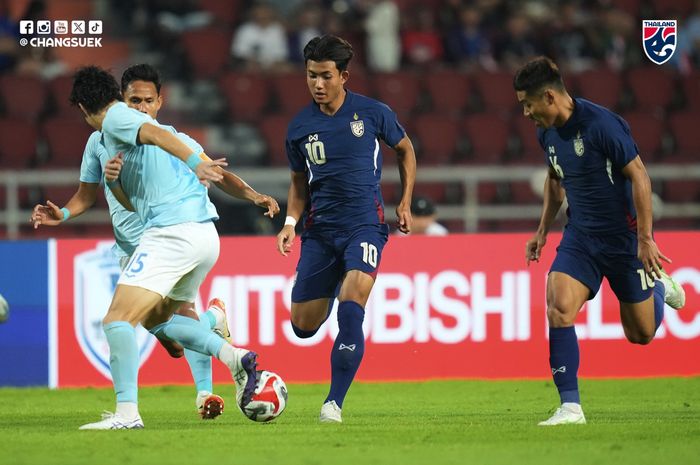 Suasana pertandingan Thailand Vs Kamboja di Stadion Rajamangala, Bangkok pada partai terakhir grup A ASEAN Cup 2024, Jumat (20/12/2024).