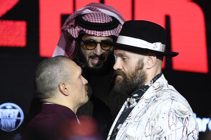 Tyson Fury dari Inggris (kanan) dan Oleksandr Usyk dari Ukraina berhadapan dalam konferensi pers menjelang pertarungan ulang kejuaraan dunia kelas berat yang tak terbantahkan, di Riyadh pada 19 Desember 2024. Fury dan Usyk akan bertemu dalam pertarungan ulang kelas berat 12 ronde di Riyadh pada 21 Desember. 