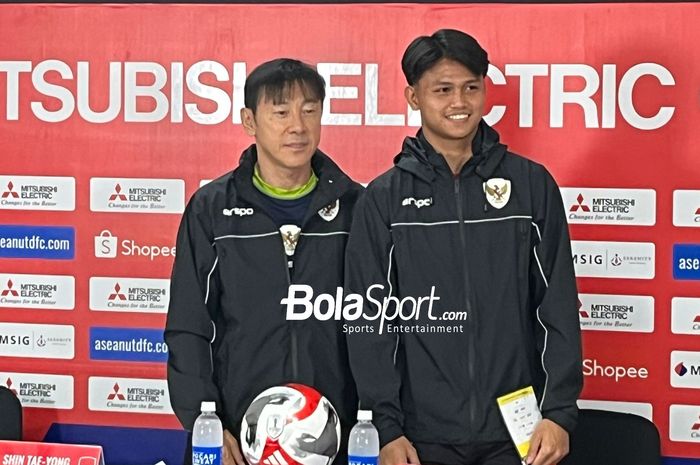 Shin Tae-yong selaku Pelatih Timnas Indonesia dan Hokky Caraka sebagai perwakilan pemain di konferensi pers sebelum laga lawan Filipina, Jumat (20/12/2024)