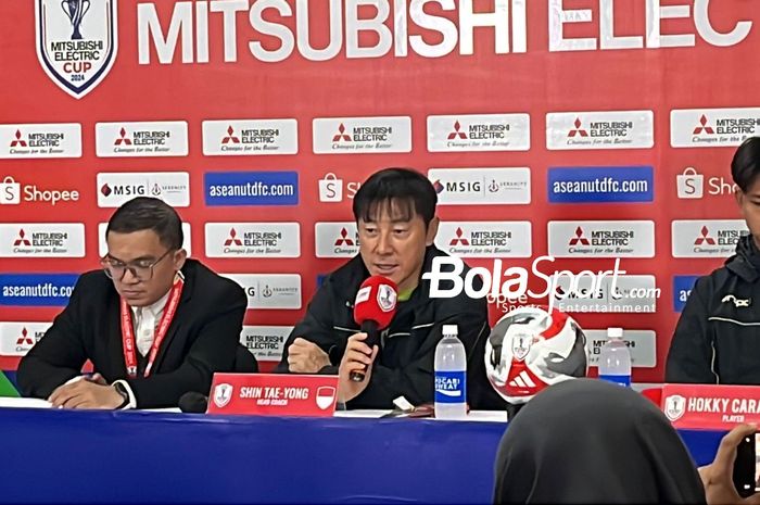 Shin Tae-yong selaku Pelatih Timnas Indonesia dan Hokky Caraka sebagai perwakilan pemain di konferensi pers sebelum laga lawan Filipina, Jumat (20/12/2024)