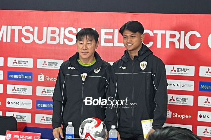 Shin Tae-yong selaku Pelatih Timnas Indonesia dan Hokky Caraka sebagai perwakilan pemain di konferensi pers sebelum laga lawan Filipina, Jumat (20/12/2024)