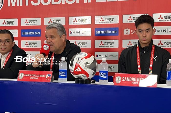 Pelatih timnas Filipina, Albert Capellas, dan pemain Sandro Reyes sebelum menghadapi Indonesia di ASEAN Cup 2024, Jumat (20/12/2024). 