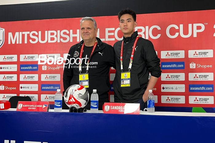 Pelatih timnas Filipina, Albert Capellas, dan pemain Sandro Reyes sebelum menghadapi Indonesia di ASEAN Cup 2024, Jumat (20/12/2024). 