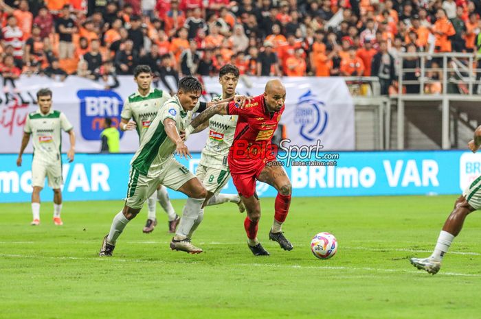 Gustavo Almeida sedang menguasai bola dalam laga pekan ke-16 Liga 1 2024 antara Persija Jakarta versus PSS Sleman di Jakarta International Stadium (JIS), Jakarta Utara, Sabtu (21/12/2024).