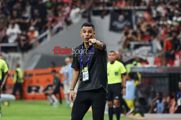 Pelatih Persija Jakarta, Carlos Pena, sedang memantau para pemainnya bertanding di Jakarta International Stadium (JIS), Jakarta Utara, Sabtu (21/12/2024).