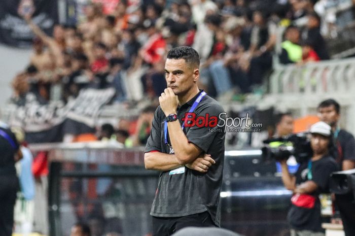 Pelatih Persija Jakarta, Carlos Pena, sedang memantau para pemainnya bertanding di Jakarta International Stadium (JIS), Jakarta Utara, Sabtu (21/12/2024).