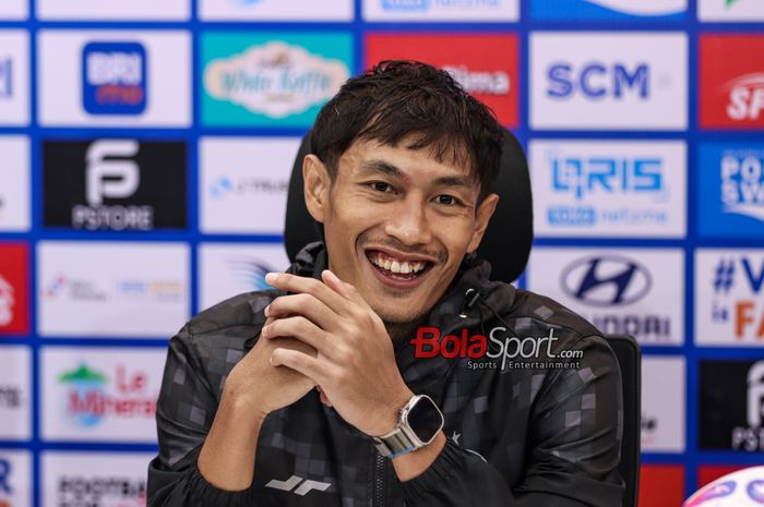 Pemain Persija Jakarta, Hansamu Yama Pranata, saat hadir dalam sesi jumpa pers di Jakarta International Stadium (JIS), Jakarta Utara, Sabtu (21/12/2024).