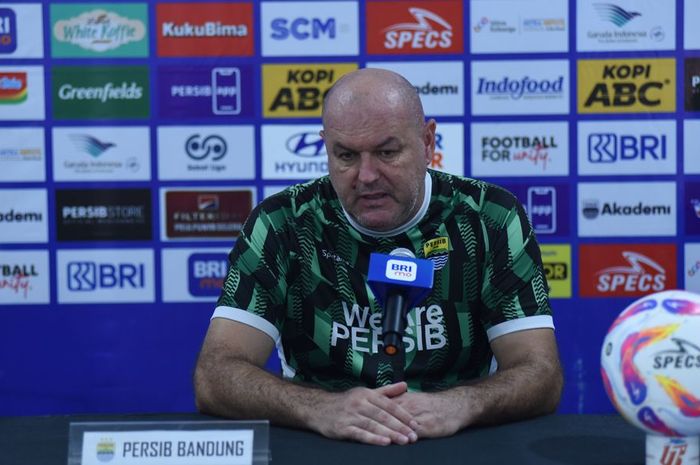 Pelatih Persib Bandung, Bojan Hodak, saat memberikan keterangan kepada media jelang melawan Persita Tangerang, Sabtu (21/12/2024).