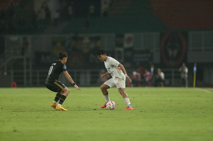 Pemain Persis Solo, Faqih Maulana, berduel dengan winger Dewa United, Egy Maulana Vikri, pada pekan ke-15 Liga 1 2024/2025 di Stadion Pakansari, Bogor, Sabtu (21/12/2024).