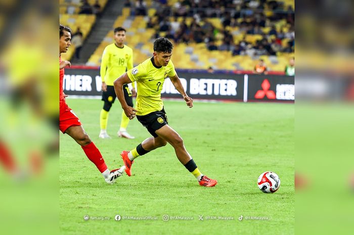 Bomber Timnas Malaysia, Haqimi Azim, menguasai bola dalam pertandingan melawan Timnas Singapura di ASEAN Cup 2024.