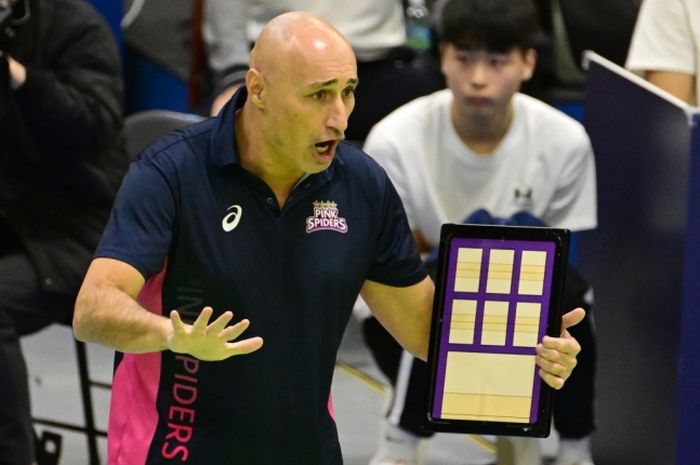 Pelatih Pink Spiders, Marcello Abbondanza pada lanjutan Liga Voli Korea 2024-2025 di Suwon Indoor Gymnasium, Jumat (20/12/2024).