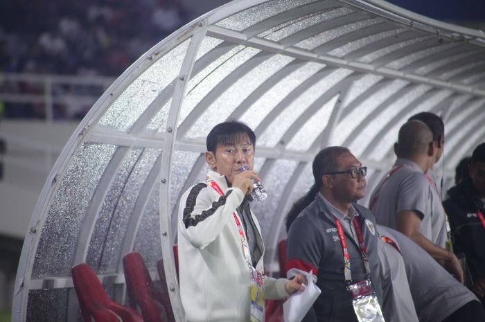 Pelatih timnas Indonesia, Shin Tae-yong dalam laga kontra Filipina di Stadion Manahan, Solo, dalam partai terakhir grup B ASEAN Cup 2024, Sabtu (21/12/2024).