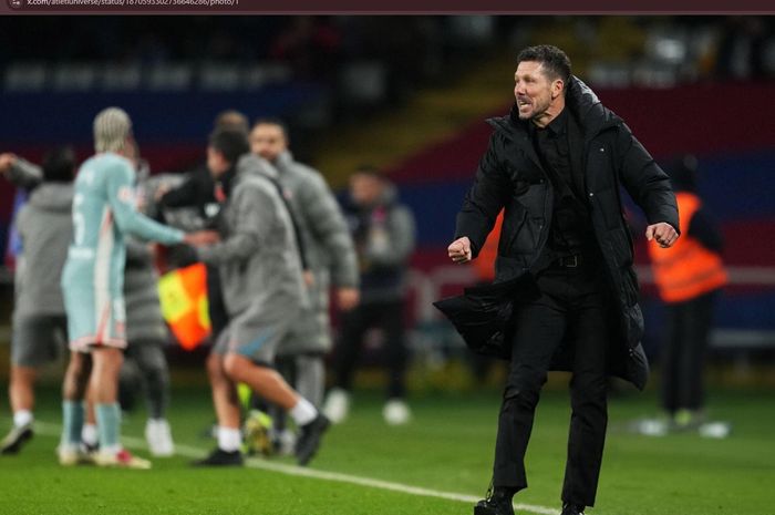 Ekspresi kegembiraan dari pelatih Atletico Madrid, Diego Simeone, setelah berhasil menang atas Barcelona dalam lanjutan Liga Spanyol 2024-2025.