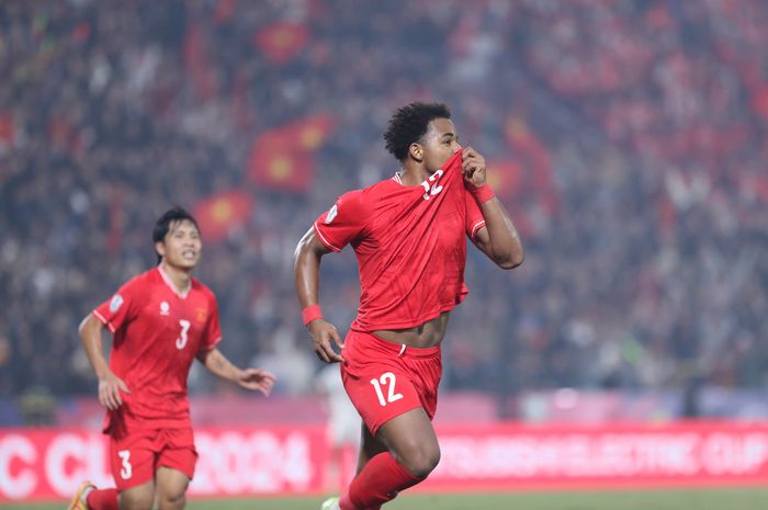 Selebrasi striker naturalisasi Timnas Vietnam Rafaelson usai mencetak gol ke gawang Myanmar di laga debutnya.