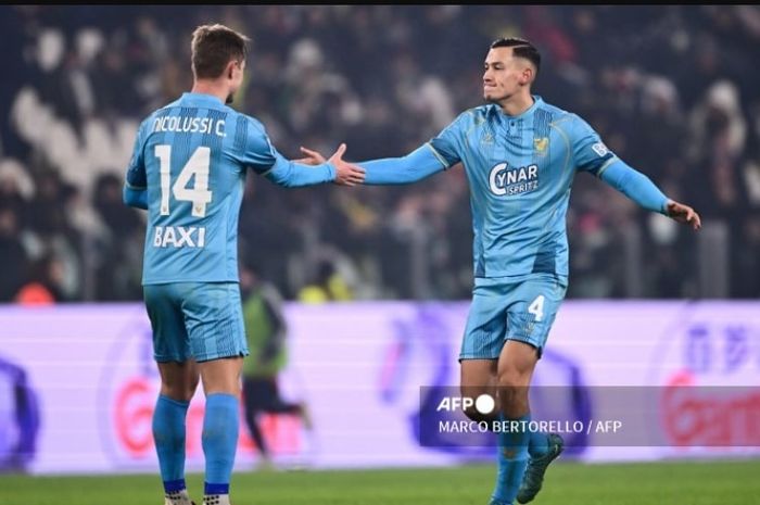 Bek timnas Indonesia, Jay Idzes (kanan), saat merayakan gol untuk Venezia dalam pertandingan Liga Italia.