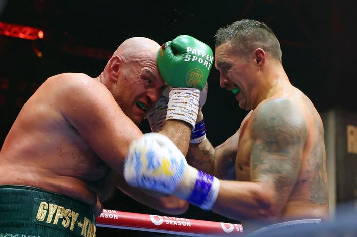 Oleksandr Usyk dari Ukraina (Kanan) bertarung melawan Tyson Fury dari Inggris dalam pertarungan kejuaraan dunia tinju kelas berat di Kingdom Arena, Riyadh, Arab Saudi, pada 19 Mei 2024. 