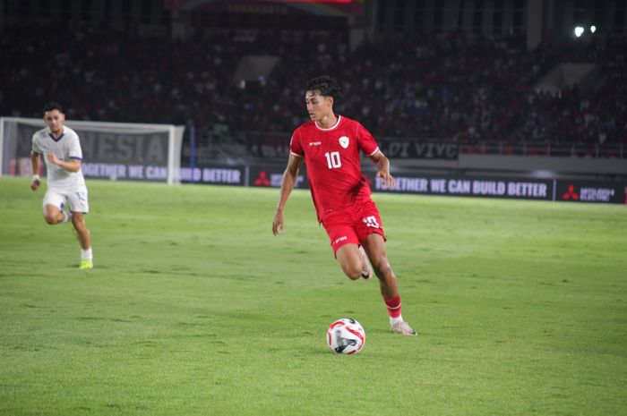 Pemain timnas Indonesia, Rafael Struick, sedang membawa bola saat pertandingan melawan Filipina, Sabtu (21/12/2024).