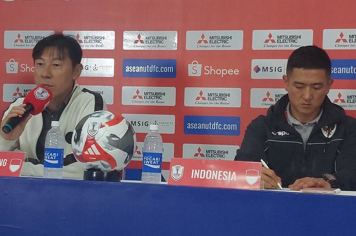 Pelatih timnas Indonesia, Shin Tae-yong, saat memberikan keterangan kepada media setelah laga melawan Filipina, Sabtu (21/12/2024).