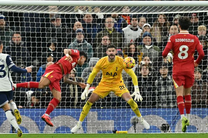 Aksi winger Liverpool, Luis Diaz, pada laga LIga Inggris pekan ke-17 melawan Tottenham Hotspur di Stadion Tottenham Hotspur, Minggu(22/12/2024).