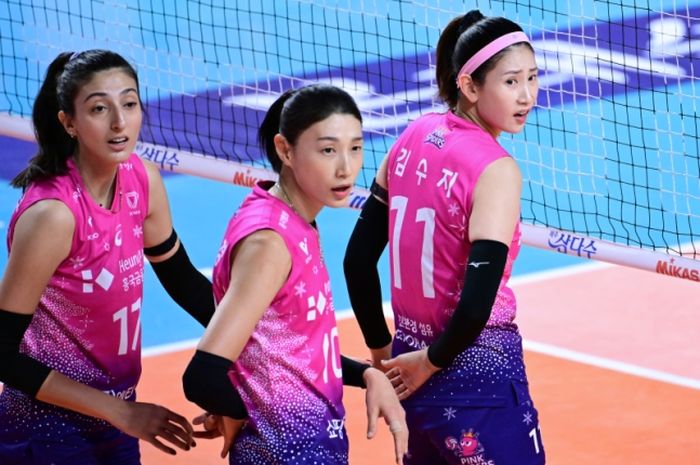 Dari kiri ke kanan Tutku Bourges Yuzgenc, Kim Yeon-koung, and Kim Su-ji menjadi pertahanan Pink Spiders pada Liga Voli Korea 2024-2025.