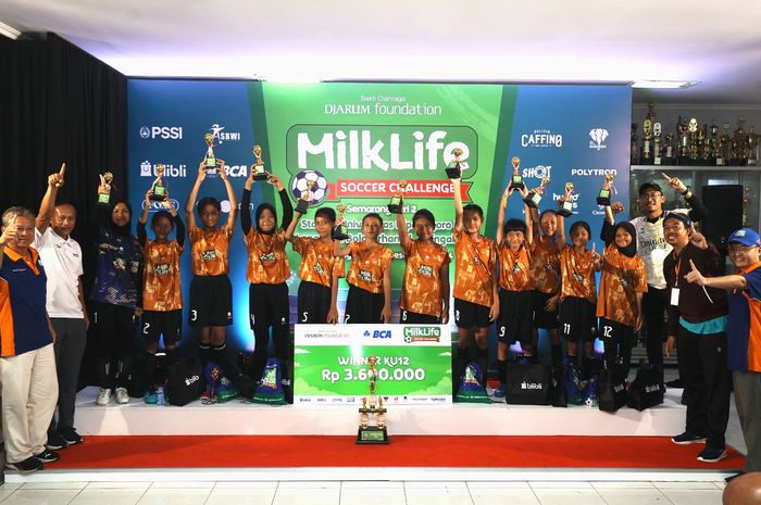 SDN Sendangmulyo 02 Semarang menjadi pemenang KU 12 MilkLife Soccer Challenge - Semarang Seri 2 2024 yang berlangsung di Stadion Universitas Diponegoro pada 18-22 Desember 2024.