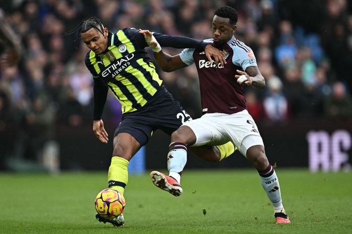 Striker Aston Villa, Jhon Duran (kanan), berduel dengan bek Man City, Manuel Akanji, dalam laga Liga Inggris di Villa Park, Sabtu (21/12/2024).