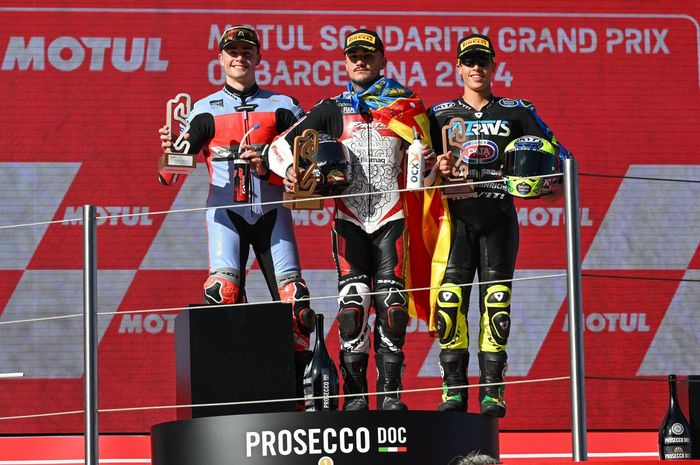 (Ki-Ka) Manuel Gonzales, Aron Canet, dan Diogo Moreira berdiri di atas podium setelah balapan MotoGP Barcelona di Sirkuit Catalunya, Barcelona, Spanyol, 17 November 2024.