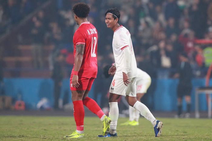 Momen bek Timnas Myanmar Soe Moe Kyaw (kanan) beradu mulut dengan bomber Timnas Vietnam Nguyen Xuan Son.