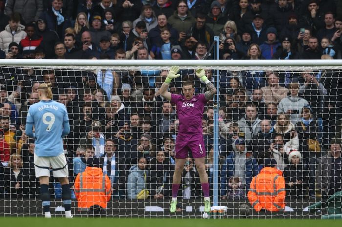 Penyelamat Everton, Jordan Pickford (kanan), membuat Erling Haaland gagal mencetak gol dari titik putih sehingga Man City gagal menang pada duel Liga Inggris di Etihad Stadium (26/12/2024).