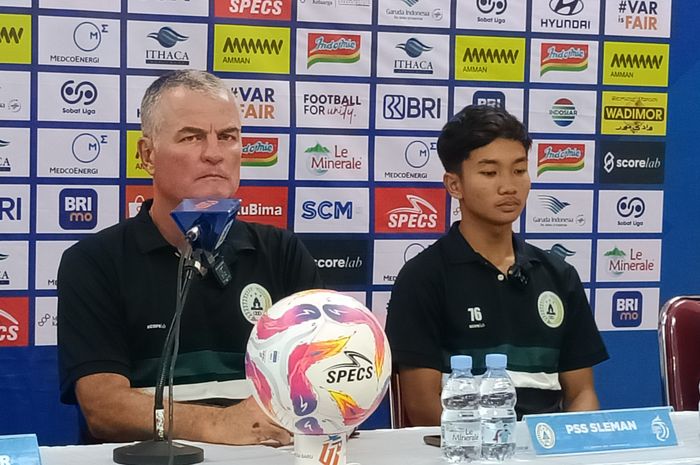 Pelatih PSS Sleman, Mazola Junior (kiri) dan pemainnya, Dominikus Dion, dalam jumpa pers usai pertandingan Liga 1 di Stadion Manahan, Solo, Jumat (27/12/2024).