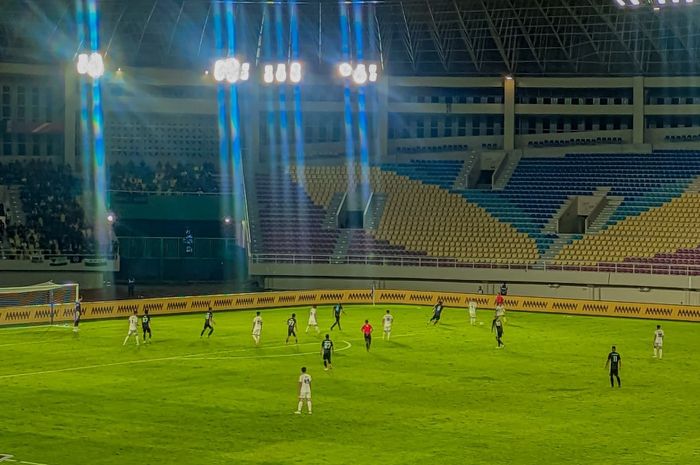 Suasana pertandingan antara PSS Sleman vs Madura United pada laga pekan ke-17 Liga 1 2024-2025 di Stadion Manahan, Surakarta, Jumat (27/12/2024).