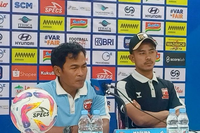 Caretaker Madura United, Rahmat Basuki (kiri), saat memberikan keterangan dalam jumpa pers.