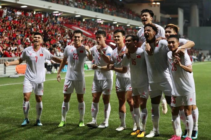 Bomber Timnas Vietnam, Nguyen Xuan Son (ketiga dari kanan), melakukan selebrasi bersama rekan-rekan setimnya.