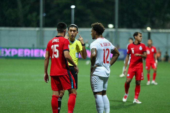 Wasit memberikan penjelasan kepada pemain dalam laga antara Singapura dan Vietnam di semifinal leg pertama ASEAN Cup 2024.