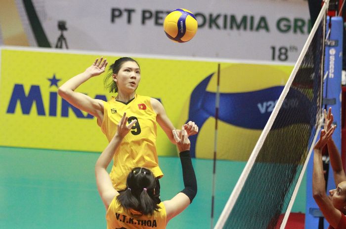 Middle blocker timnas voli putri Vietnam, Tran Thi Bich Thuy sedang melepaskan quick saat tampil pada ajang AVC Challenge Cup 2023 di Gresik, Indonesia