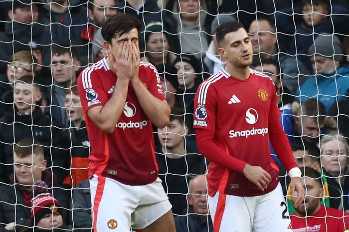 Reaksi Harry Maguire (kiri) dan Diogo Dalot saat Man United dikalahkan Bournemouth dalam duel Liga Inggris di Old Trafford (22/12/2024). Setan Merah sudah ditunggu jadwal neraka sampai medio Januari 2025.