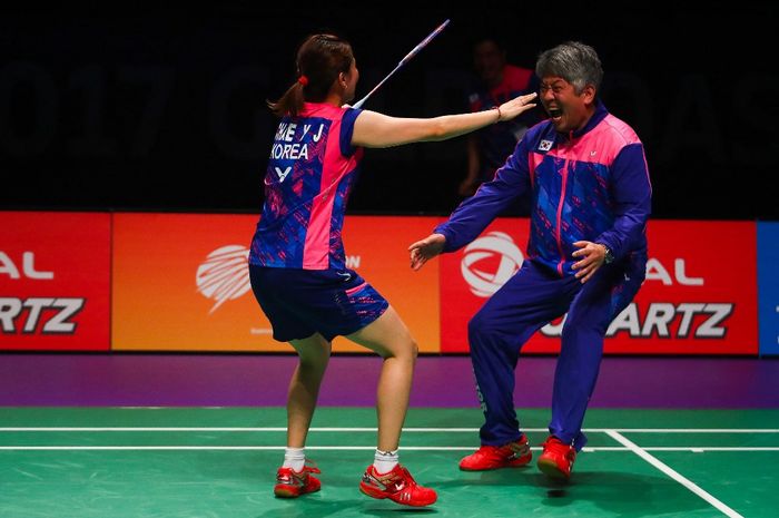 Kang Kyung-Jin (kanan) saat melatih negaranya Korea Selatan dan berselebrasi bersama  Chae Yu-jung pada Surdirman Cup 2017