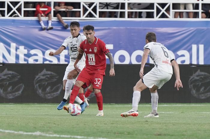 Suasana pertandingan antara Malut United Vs Persija Jakarta dalam laga pekan ke-17 Liga 1 2024/2025 di Stadion Kie Raha, Ternate, Sabtu (28/12/2024).