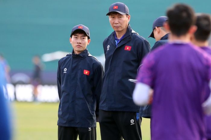 Kim Sang-sik memimpin sesi latihan Timnas Vietnam jelang melakoni laga semifinal leg kedua ASEAN Cup 2024 menghadapi Singapura.