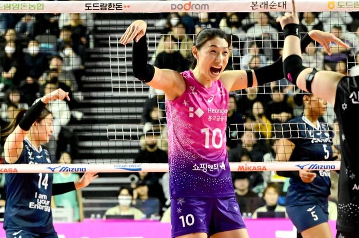 Pebola voli putri Incheon Heungkuk Life Pink Spiders, Kim Yeon Koung setelah bertemu GS Caltex pada lanjutan Liga Voli Korea di Samsan World Gymnasium, Sabtu (28/12/2024).