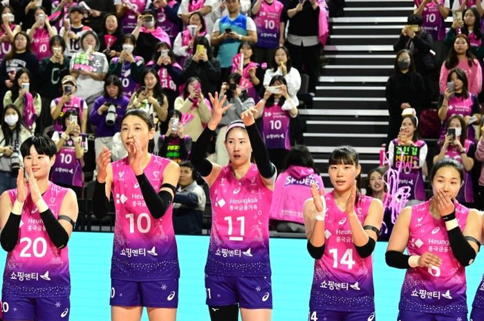 Tim bola voli putri, Incheon Heungkuk Life Pink Spiders melakukan selebrasi setelah bertemu GS Caltex pada lanjutan Liga Voli Korea di Samsan World Gymnasium, Sabtu (28/12/2024).