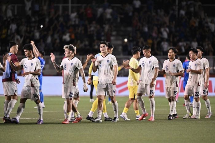 Para pemain Timnas Thailand tampak lesu usai takluk dari Timnas Filipina di laga semifinal leg pertama ASEAN Cup 2024.