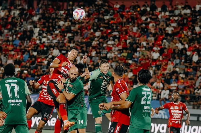 Suasana pertandingan Bali United Vs Persebaya Surabaya di Stadion Kapten I Wayan Dipta, Gianyar, Sabtu (28/12/2024).