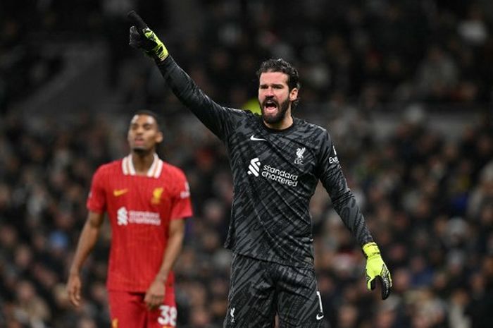 Menjadi bagian dari skuad Liverpool 2019-2020 dan 2024-2025, Alisson tidak bisa membuat perbandingan untuk 2 tim ini.