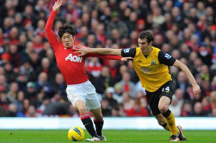 Park Ji-sung (kiri) berduel dengan Radosav Petrovic dalam laga Man United vs Blackburn Rovers di Liga Inggris, 31 Desember 2011 di Old Trafford.