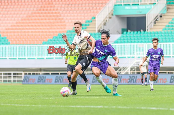 Nermin Haljeta (kiri) sedang menguasai bola dan dibayangi Ryuji Utomo (kanan) dalam pekan ke-17 Liga 1 2024 antara Persita Tangerang versus PSM Makassar di Stadion Pakansari, Bogor, Jawa Barat, Minggu (29/12/2024).