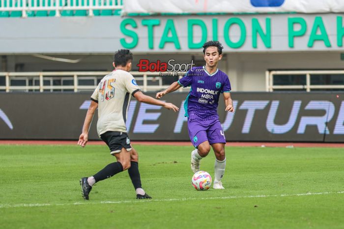 Yardan Yafi (kanan) sedang menguasai bola dalam pekan ke-17 Liga 1 2024 antara Persita Tangerang versus PSM Makassar di Stadion Pakansari, Bogor, Jawa Barat, Minggu (29/12/2024).